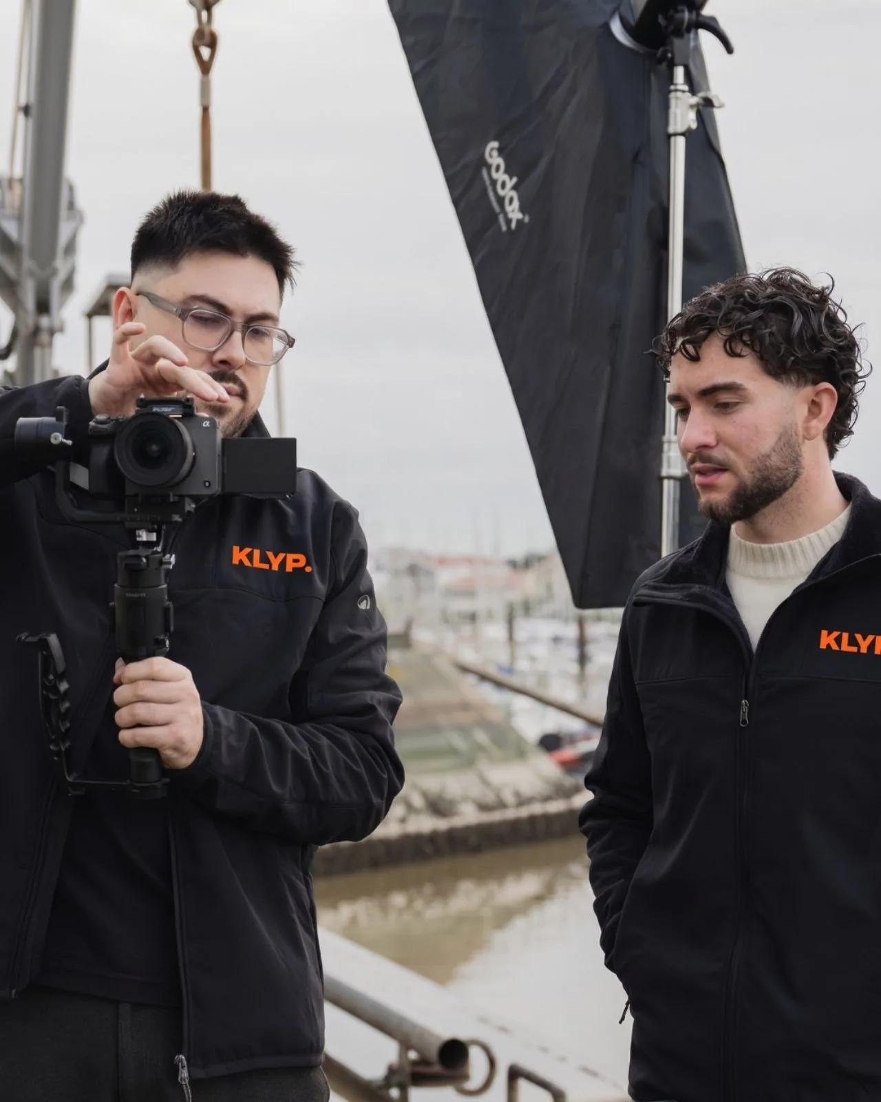 Tournage Klyp au port : caméra sur stabilisateur et softbox installée