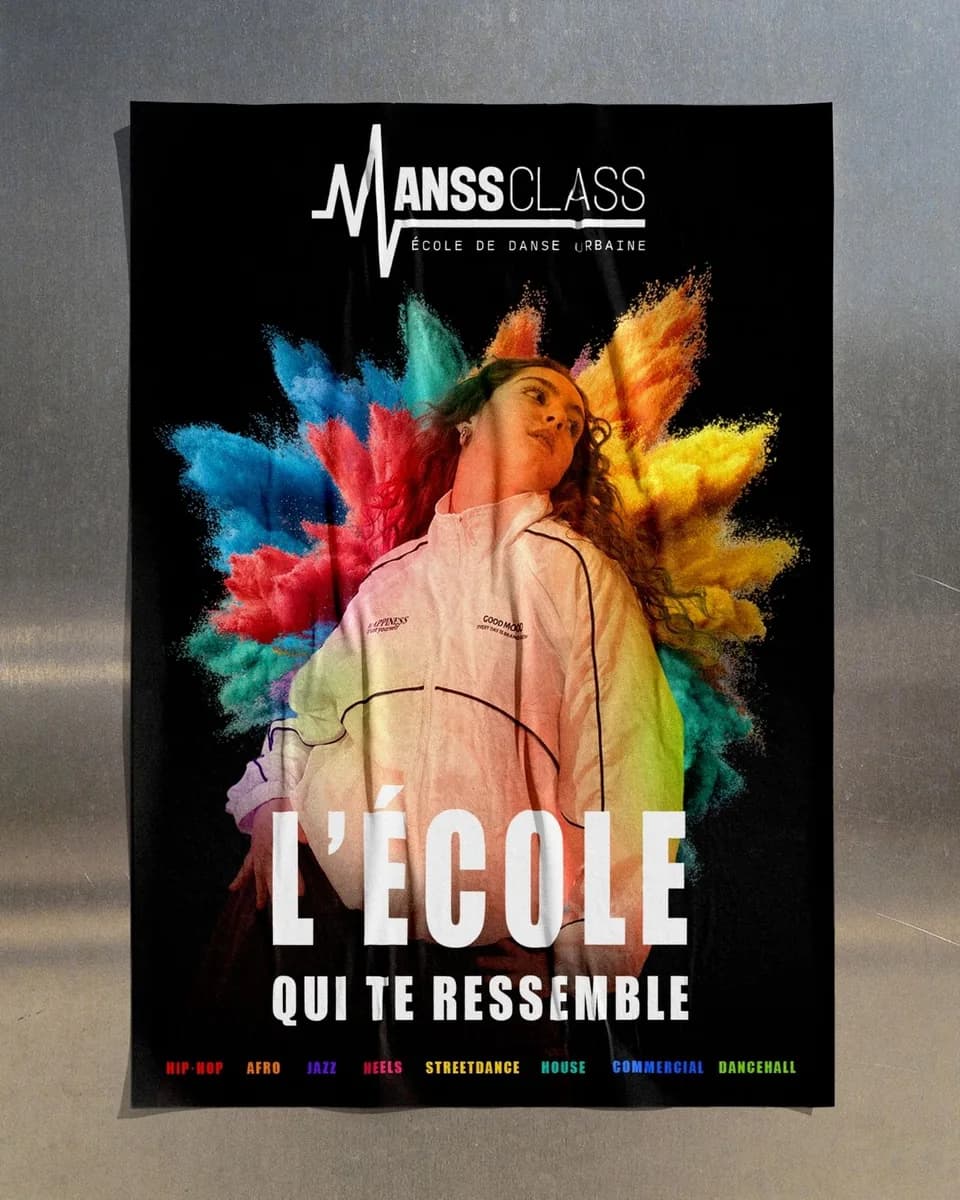 Affiche Manss Class « L’école qui te ressemble », danseuse entourée d’explosions de poudre colorée